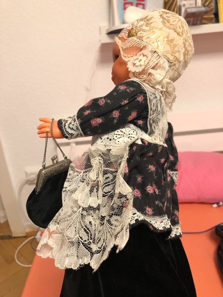 Alte antik Puppe mit Kleidung und Schmuck in Hannover