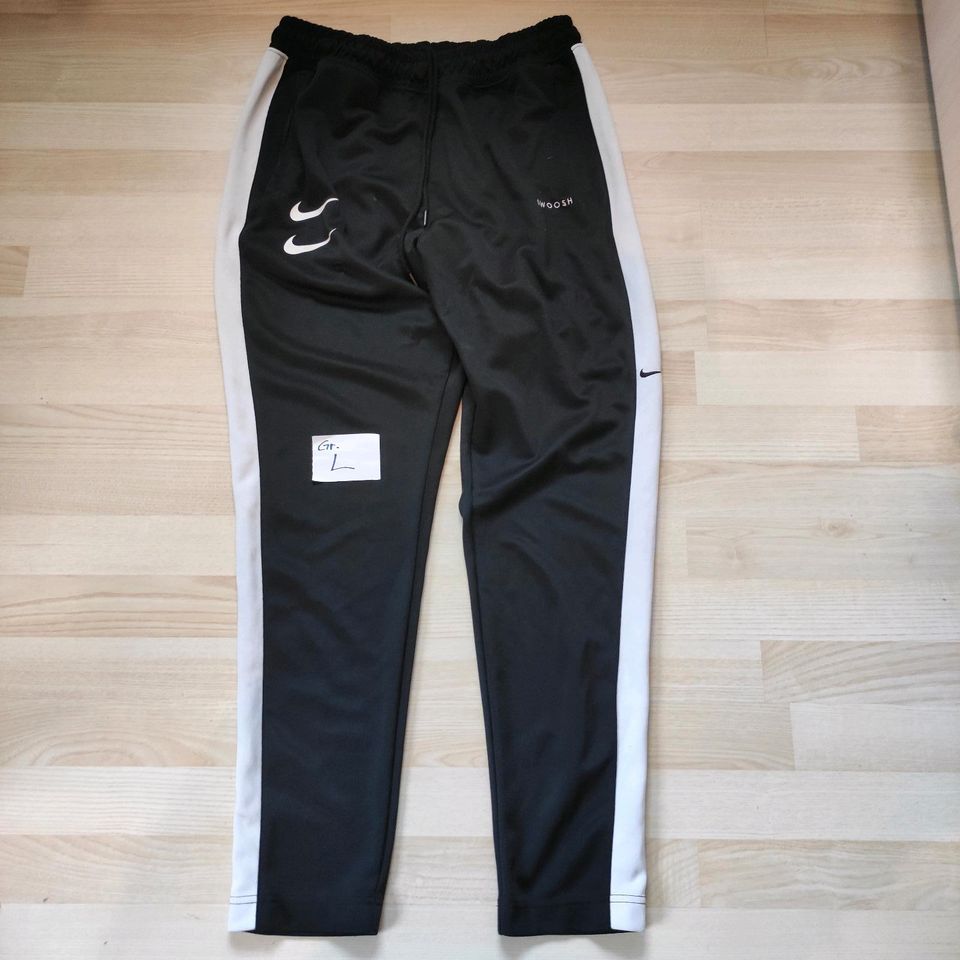 Nike Traingshosen L Top in Aurachtal