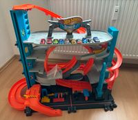 Hot Wheels Garage mit Autorennbahn und 10 Autos Hessen - Gießen Vorschau