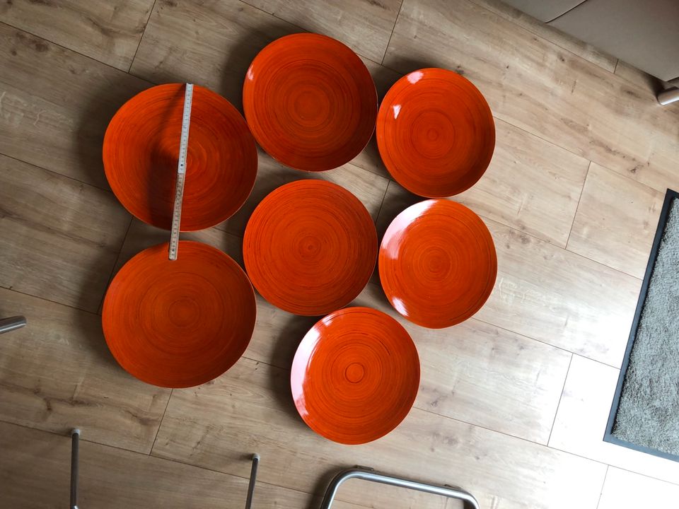 7 noch neue orangefarbene Platzteller, 33cm, NP a‘ 19,95€ in Kratzenburg