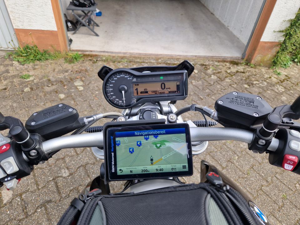 BMW R 1200 R LC in Solingen
