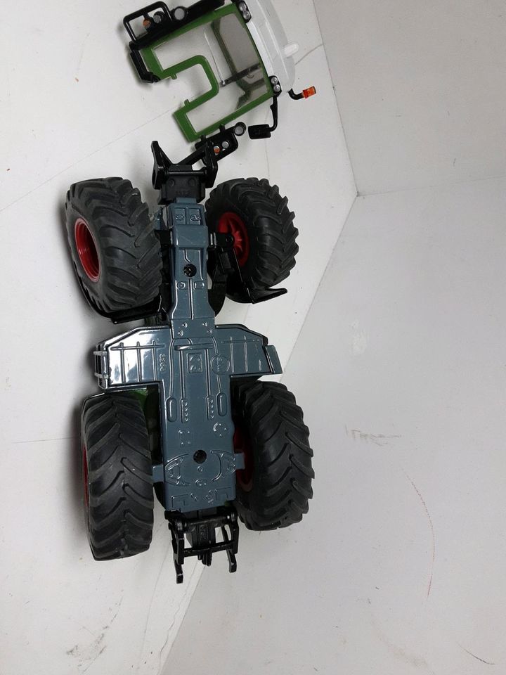 Siku Traktor Fendt 936 m.Dachlenkung 1/32 gebraucht in Bochum