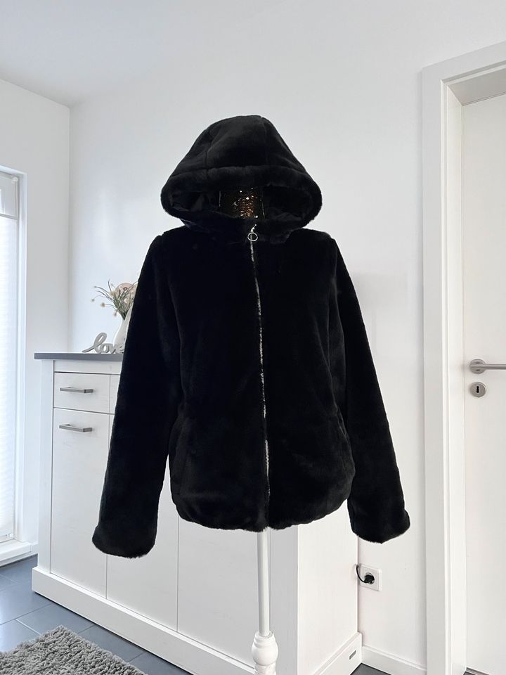 Neuwertig ⭐️ C&A Plüsch Jacke schwarz gr. 176 ⭐️ in Schneverdingen