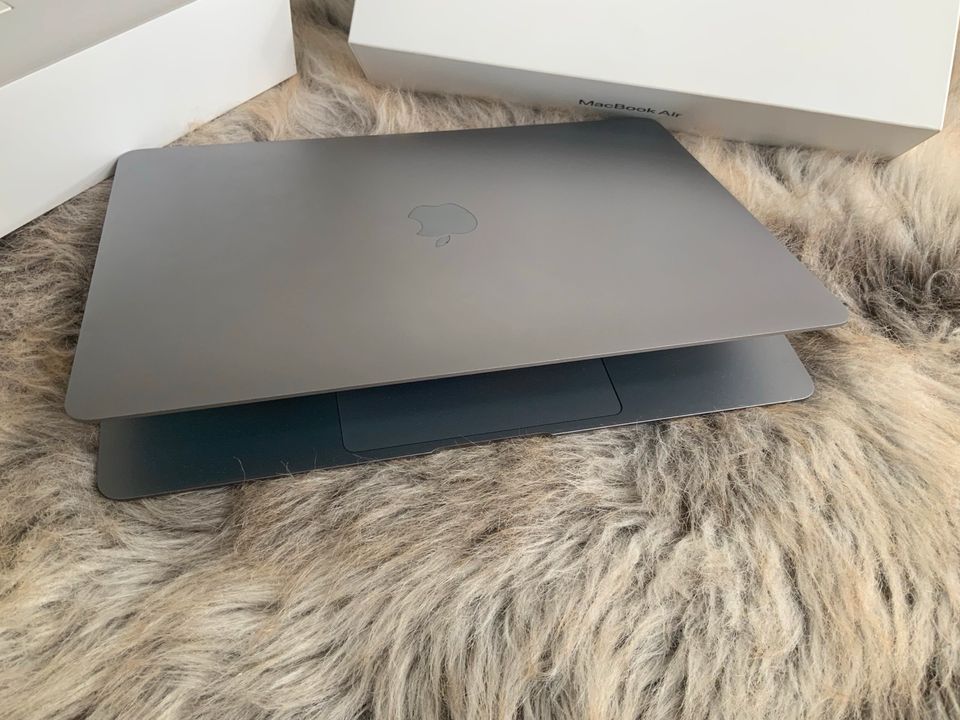 Apple MacBook Air 13 Zoll (256GB SSD, M1, 8GB) Space Grau in Oberhausen