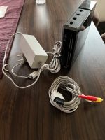 Wii Konsole schwarz mit Strom und fernseherkabel Nordrhein-Westfalen - Detmold Vorschau
