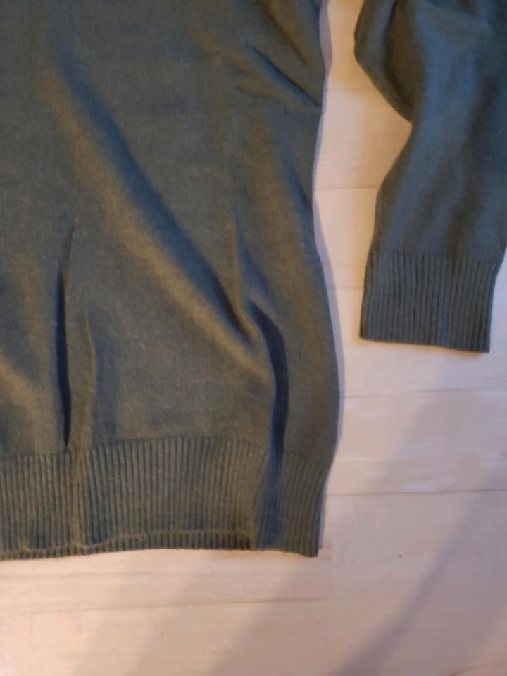 Strickpulli V Ausschnitt Pullover khaki Gr. S slimfit in Metten