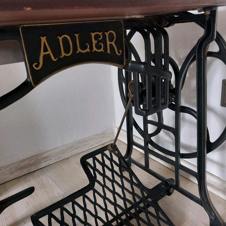 Antiker Adler Tisch mit Steckdosenleiste in Duisburg