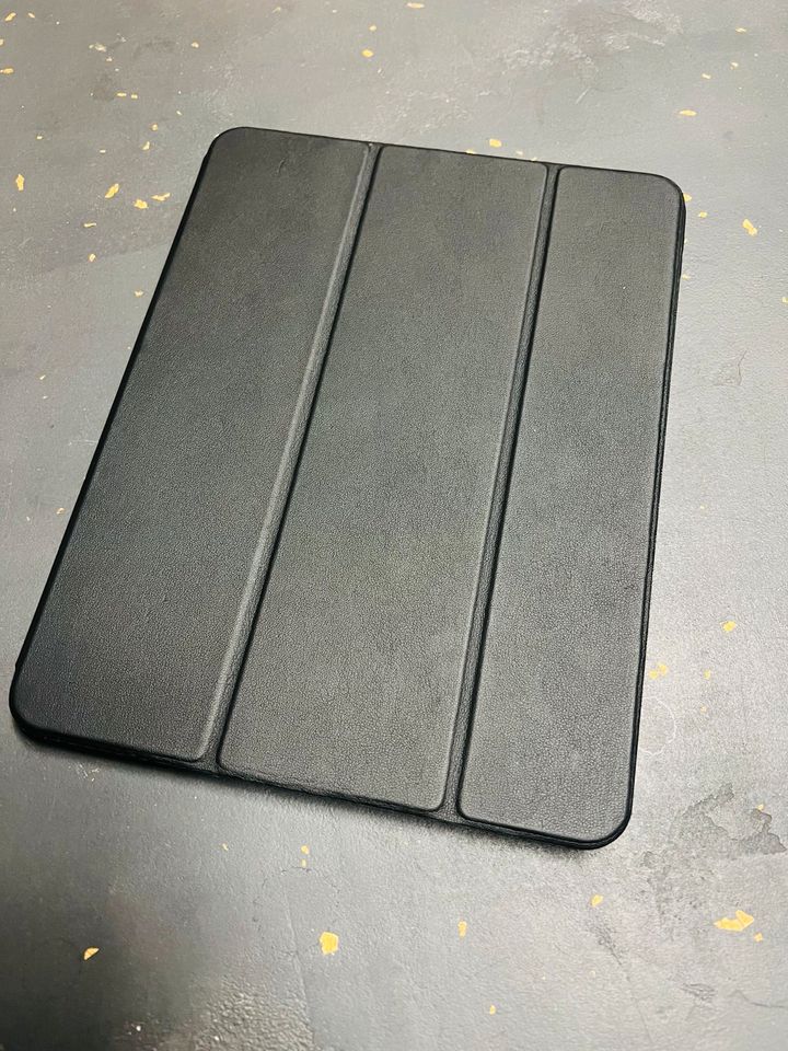 iPad 11“ 1. Generation schwarze Hülle case Schutz Stifthalter in Teltow