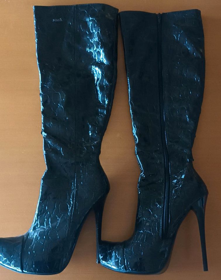 High Heels Stiefel plateau schwarz Lack-Größe 38 neuwertig in Schonungen