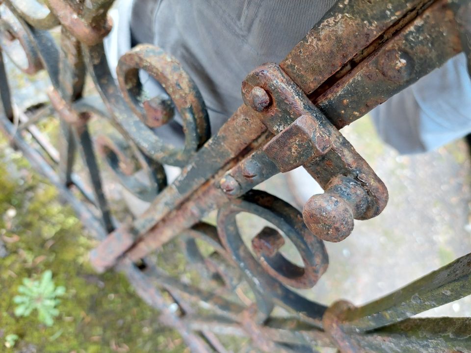 Antike schmiedeeiserne Gartentür, Tor, massiv in Gersheim