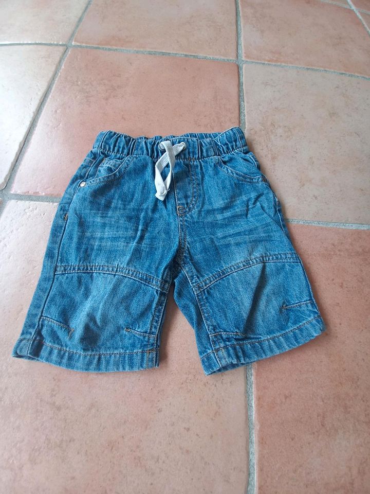 2 kurze Jeanshosen Gr. 86 in Mülheim (Ruhr)