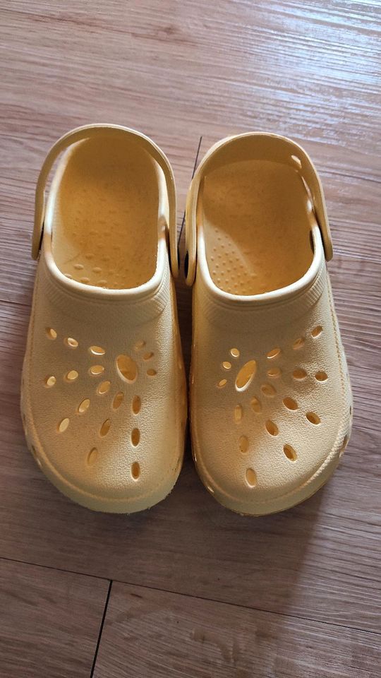 Gelbe Garten-Crocs Sommerschuh Gr. 33/34 wie neu in Chieming