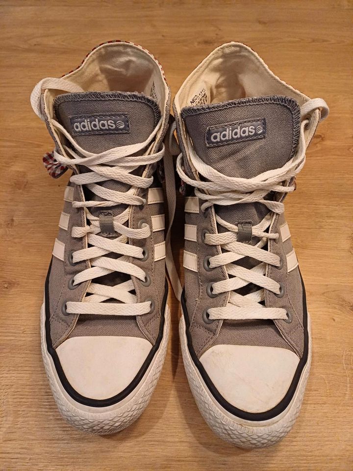 Adidas Chucks Sneaker / Größe 42,5 / guter Zustand in Kirchen (Sieg)