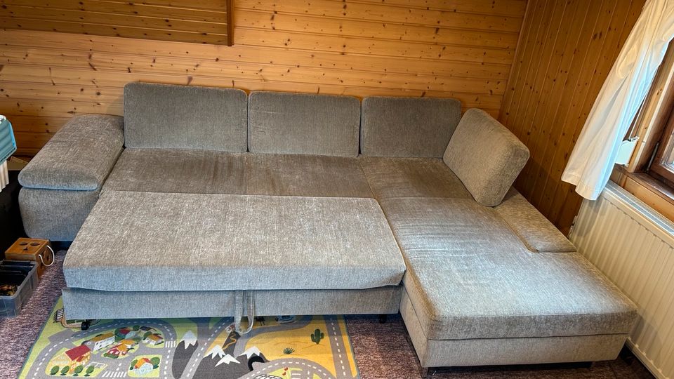 Sofa mit langem Seitenteil und Schlaffuntion in Königshain-Wiederau