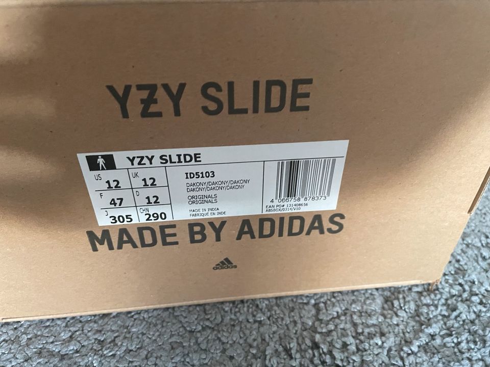 ADIDAS YEEZY SLIDE DARK ONYX 46 UND 47 in Hamburg