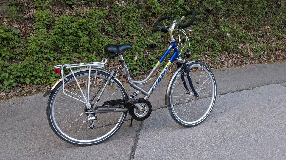 Bequemes Giant Fahrrad / Trekkingfahrrad / Damenrad abzugeben in Iserlohn