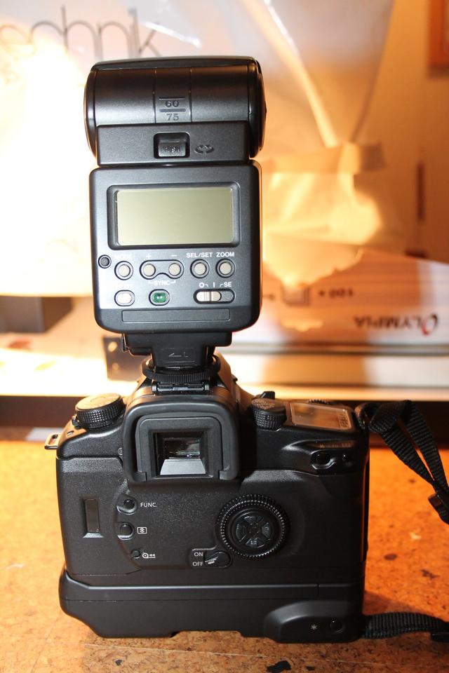 eine  analoge Fotokamera der Marke Canon EOS 30 EYE control an in Großefehn