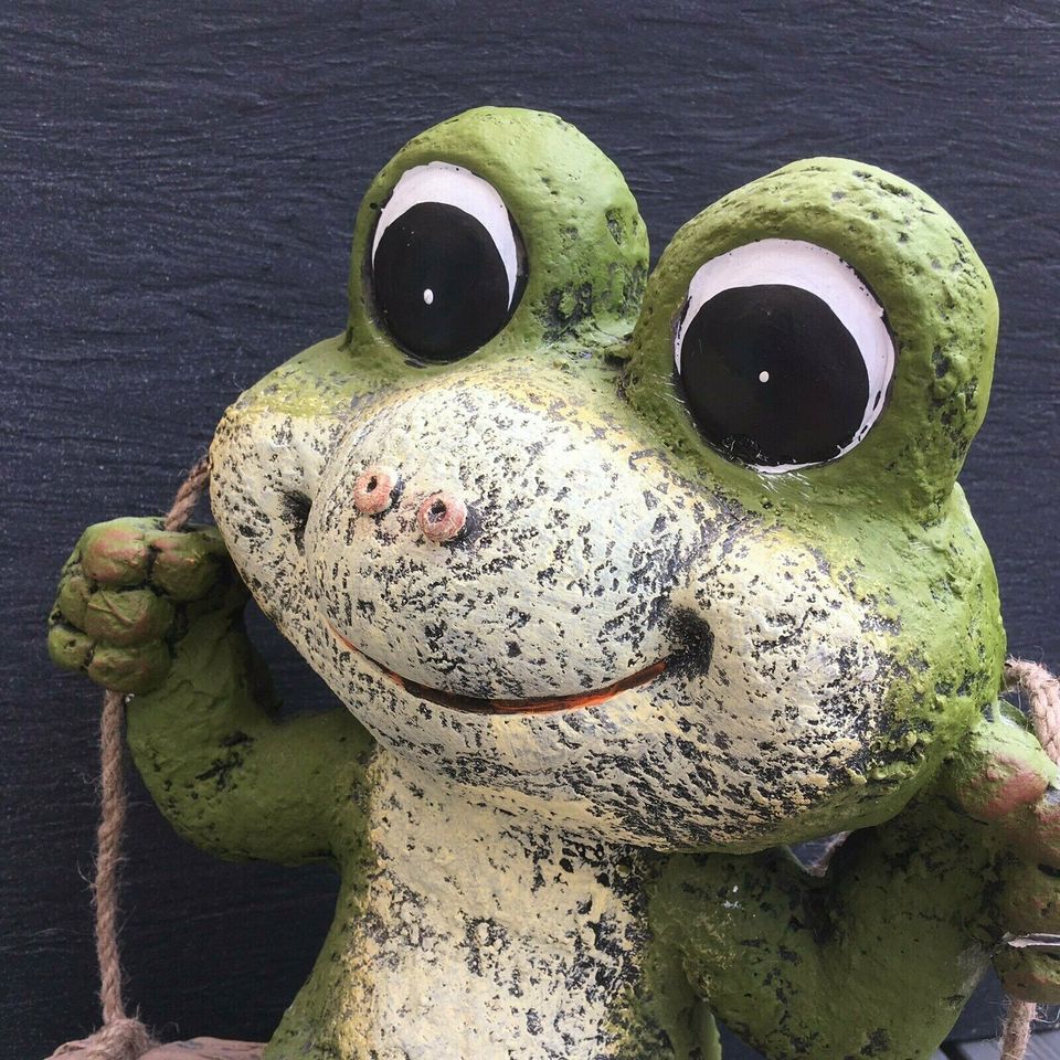 XXL Frosch auf Schaukel 34cm x 37cm Design Skulptur Gartenfigur in Berlin