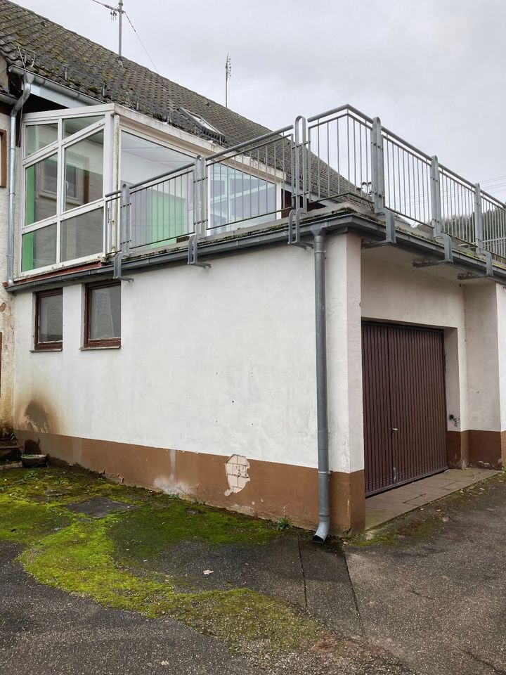 Wohnhaus mit Garage und zwei Stellplätzen und großem Garten zu verkaufen. in Erlenbach bei Dahn