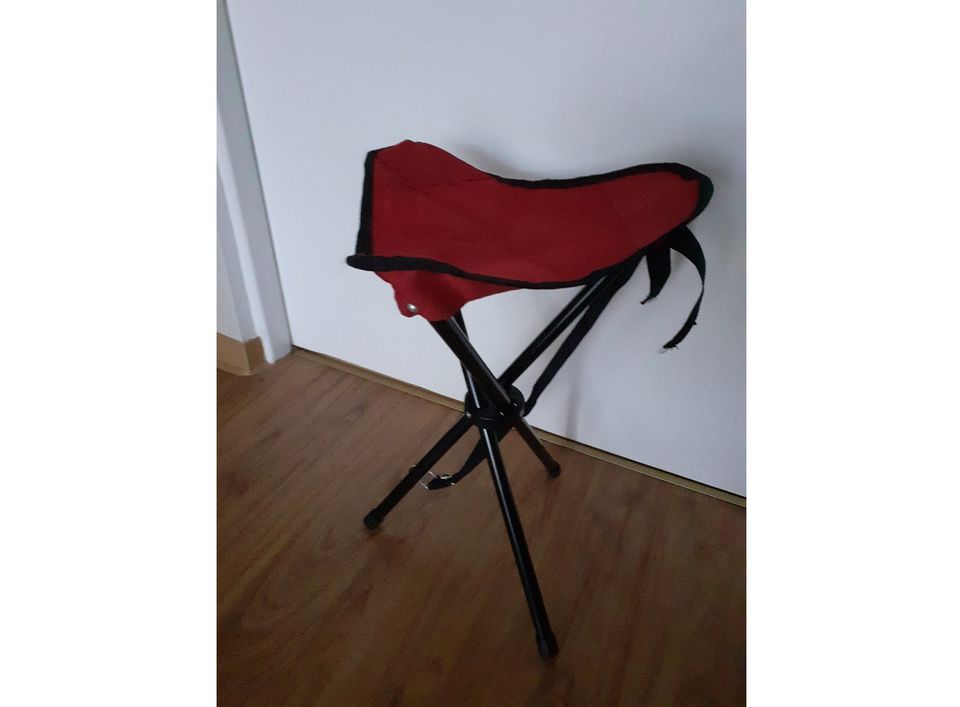 Dreibein Hocker NEU schwarz rot Camping Angeln outdoor in Delitzsch