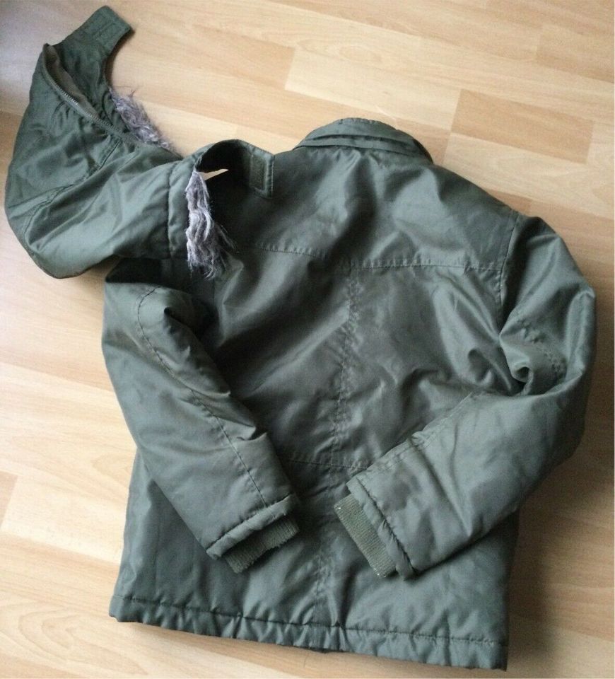 Olivfarbener Anorak Gr. 146 in Klettgau