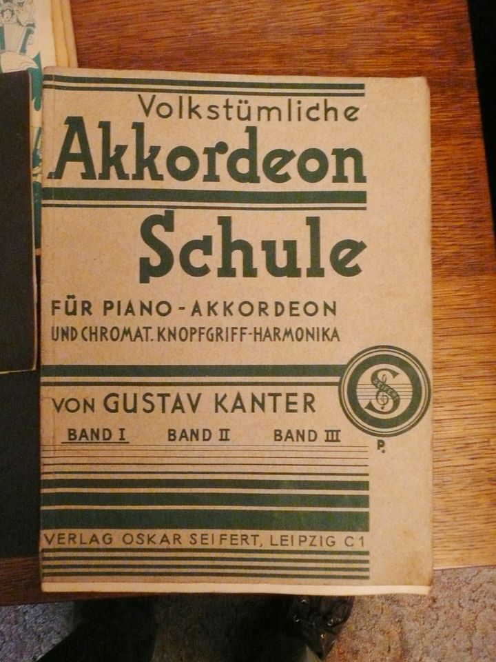 Akkordeon Buttstädt - 1939 - Koffer - Lieder und Lehrbücher in Hamburg