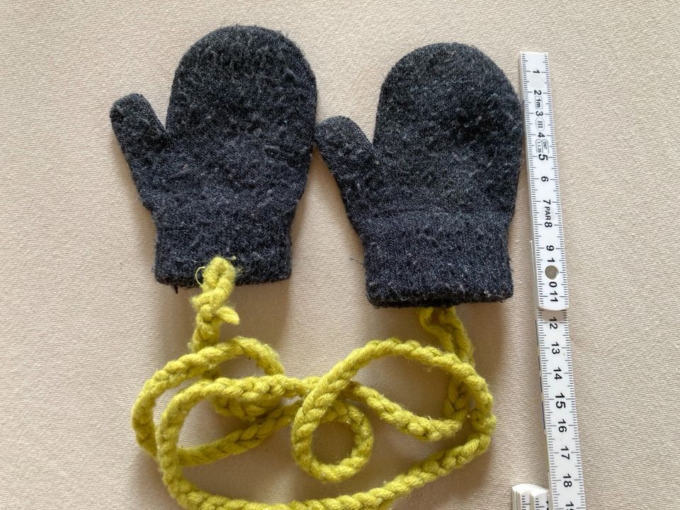 3 x Baby-und Kleinkind-Handschuhe und 7 kleine Tücher in Cloppenburg