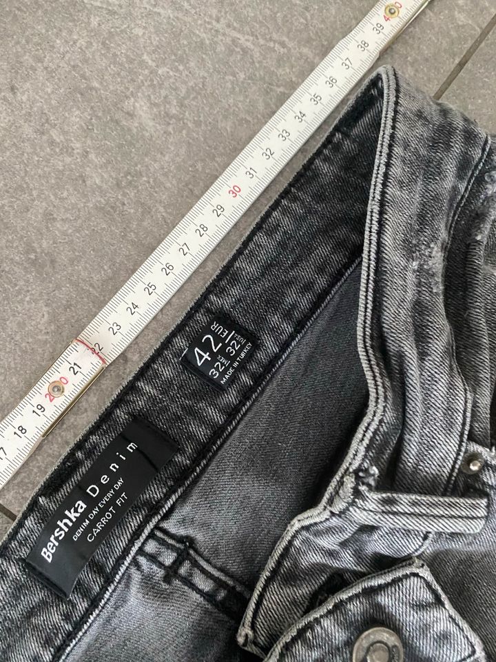 Bershka denim Jeans Hose grau schwarz carrot fit tappered in Köln