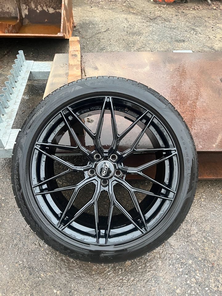 Pirelli P Zero Sommerreifen auf Felgen Dotz Suzuka Black R20 in Hiddenhausen