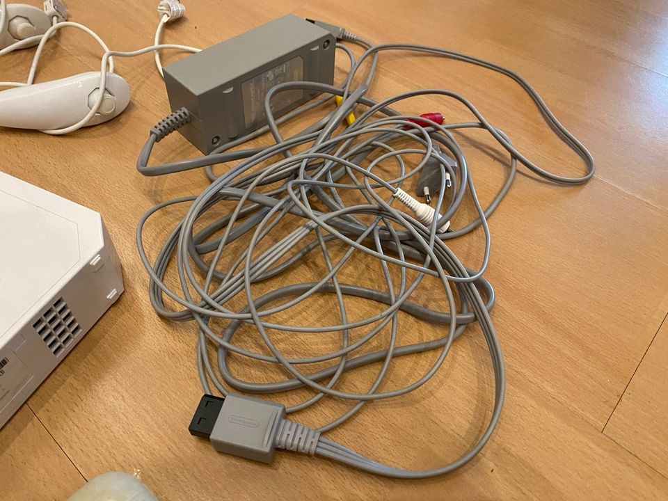 Nintendo Wii mit viel Zubehör und Spielen in Leipzig