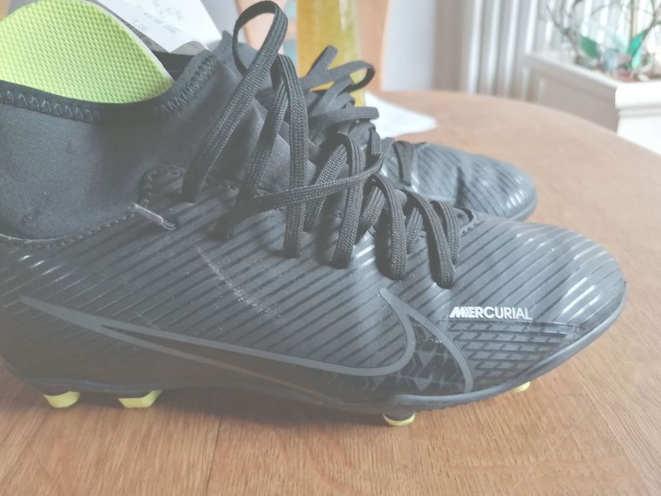 Neuwertige Nike Jugend-Kinder fußballschuhe  gr. 38,5  NP  54.99 in Arnstorf