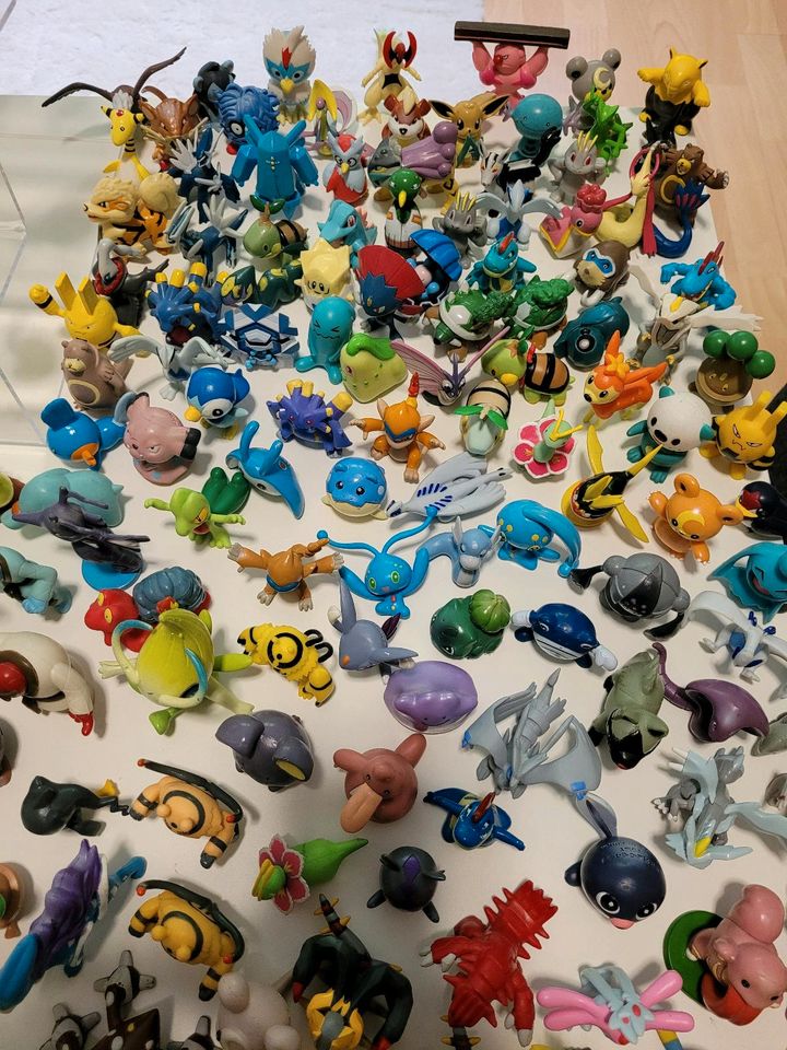 Pokemon Figuren Sammlung alles muss raus in Kassel