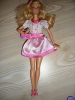 Barbie im Sommerkleid mit Schuhen und Tasche Bayern - Hausen Vorschau