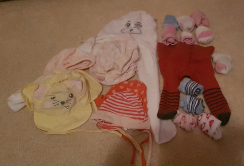 Babymützen und Socken in Bad Oldesloe