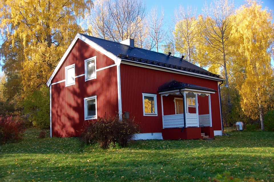 8200 qm schwedische Natur mit Wohnhaus und Nebengebäuden in Spiegelau