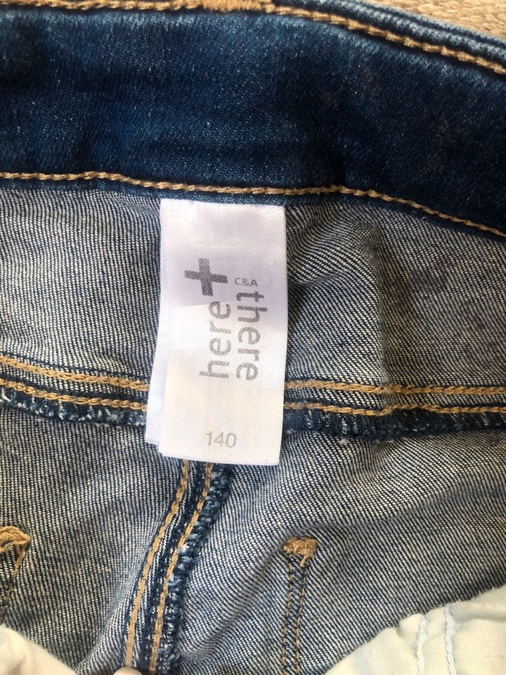 Skinny Jeans mit Löchern 140 in Heidelberg