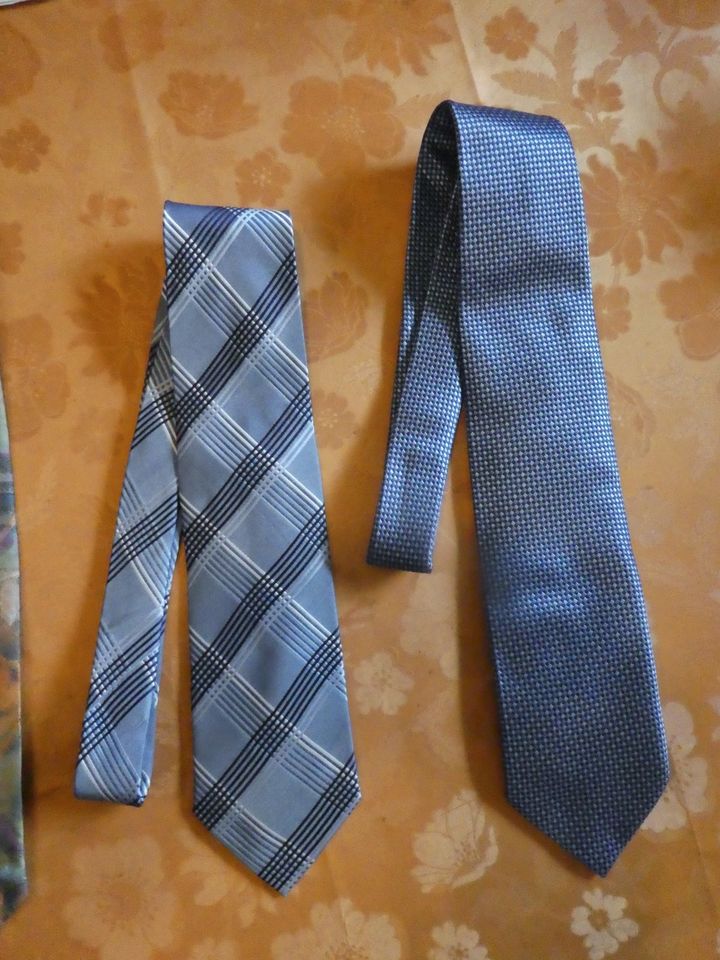 4 tolle Seiden-Krawatten zB blau-weiß gestreift m Wappen kariert in München