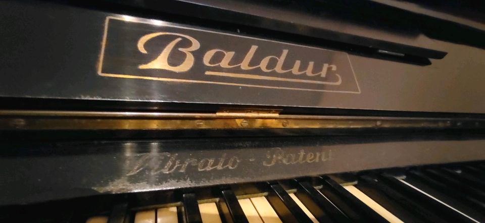 Klavier Baldur Piano antik in Willmenrod