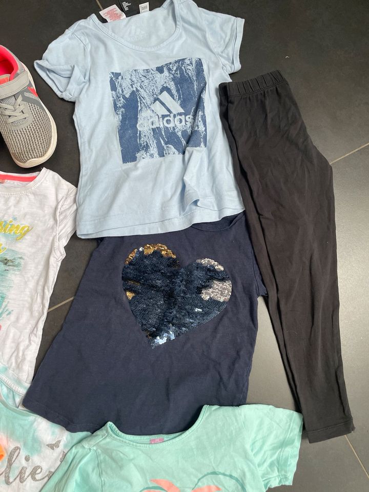 Mädchen Sneaker T-Shirts Kleid Gr. 116/ 122/128 31 Adidas H&M in Inden