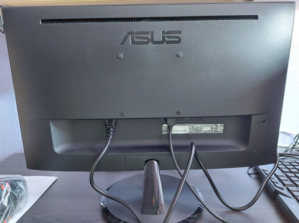 Gaming PC Medion E10 (MD35298) + Asus Monitor 22" + Zubehör in Neckargerach