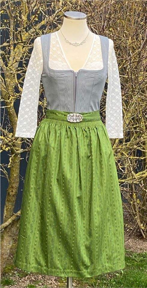 schöne Dirndlschürze für Schließe, Dirndl Schürze in Lappersdorf