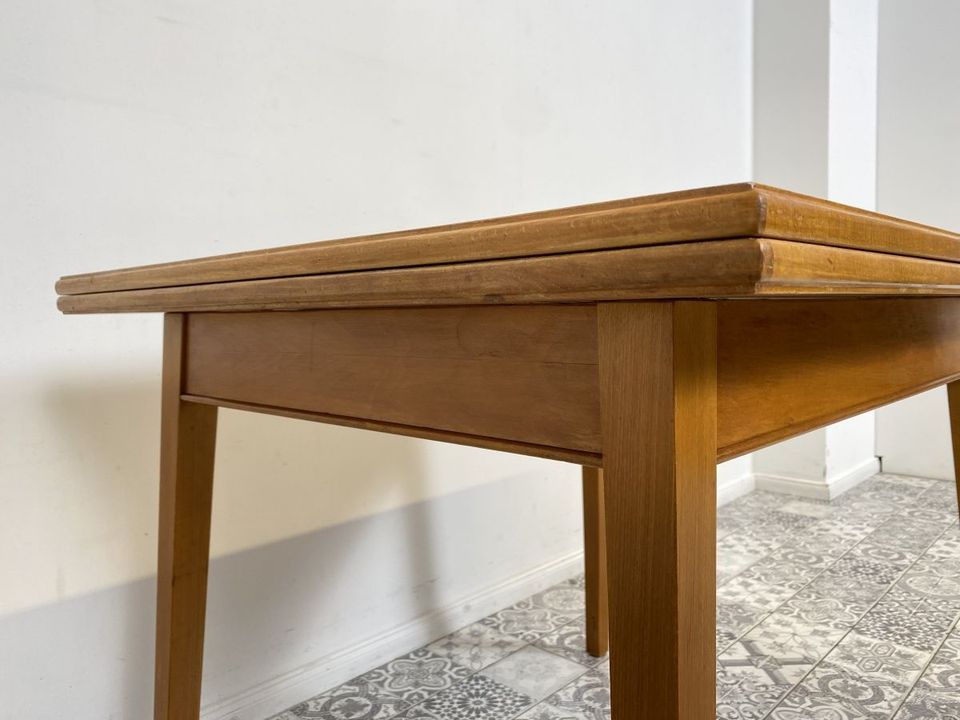 WMK Sehr schöner, gut erhaltener und besonders praktischer Mid-Century Esstisch mit aufklappbarer Tischplatte # Tisch Küchentisch Ausziehtisch Holztisch Dining Table Spieletisch 50er 60er Vintage in Berlin