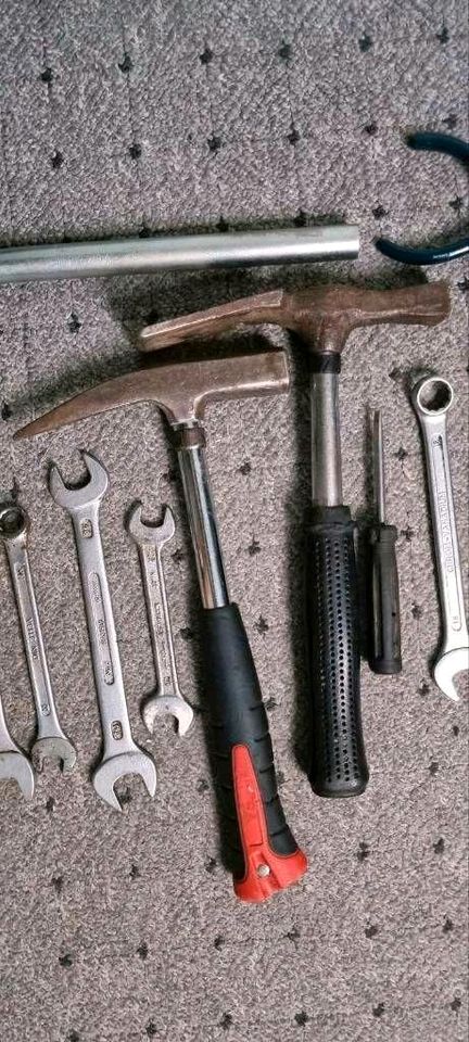 Werkzeug Hammer Maulschlüssel Heimwerken in Tiddische