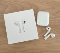 Apple AirPods mit Charging Case (nur linker Hörer defekt) Niedersachsen - Isernhagen Vorschau