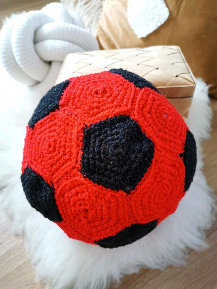 Fussball, Wolle gehäkelt rot schwarz in Berlin - Spandau | eBay  Kleinanzeigen ist jetzt Kleinanzeigen