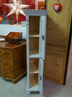 Schmaler Schrank mit Kreidefarbe im Landhaus, shabby-chic (918) in Kirchheim am Neckar