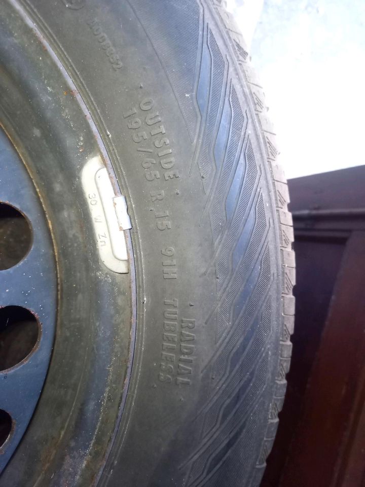 Audi B5 Sommer reifen 195/65 R15 mit stahl Felge in Nossen