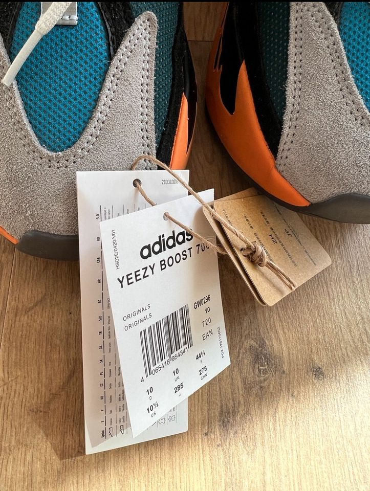 Bulk 3 Paar Yeezy Boost 700 Waverunner / Mauve / Amber in Hamburg