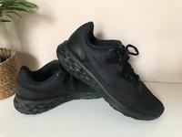 Nike Sneaker Turnschuhe Revolution 6 wie NEU 37,5 Niedersachsen - Geestland Vorschau