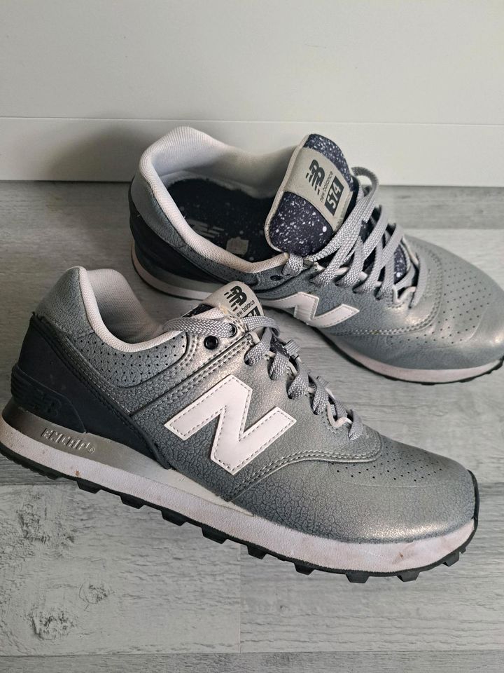 New Balance Sneaker Special Edition silber in Bann